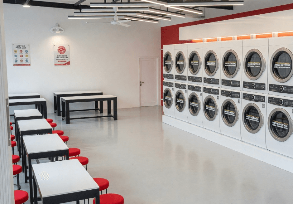Interior outlet Laundry To Go dengan deretan mesin